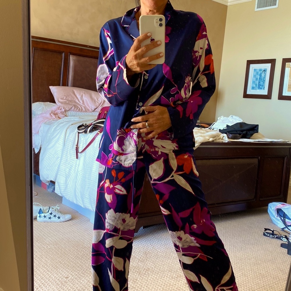 NEVER WORN NATORI PAJAMA SET TOP AND BOTTOM SIZE XS
